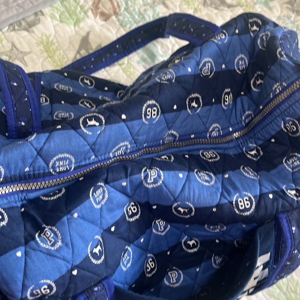 Victoria’s Secret travel bag - Picture 5 of 8